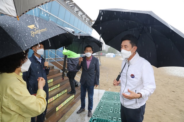 ▲ 이강덕 시장은 영일대해수욕장 일원을 현장 방문해 해수욕장 개장 전 방역 준비상황을 점검하고 있다.ⓒ포항시