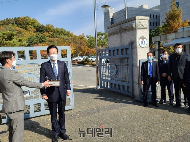 ▲ 더불어민주당 정정순 의원이 지난해 11월 3일 청주지검 정문에서 검찰 출석에 앞서 입장을 밝히고 있다. 정 의원은 지난 4월 20일 보석으로 풀려났다.ⓒ뉴데일리 DB