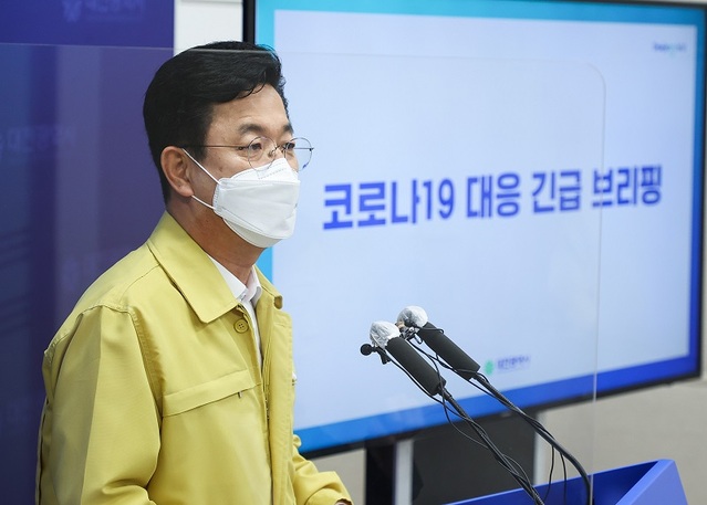 ▲ 허태정 대전시장이 7일 코로나19 확진자가 폭증하자 사회적 거리두기 2단계 격상을 발표하고 있다.ⓒ대전시