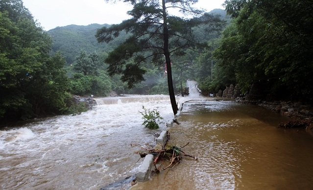 ▲ 최근 영동군 상촌면 물한계곡이 집중호우가 내리면서 물한계곡로 다리가 침수돼 폭포를 방불케 하고 있다.ⓒ물한계곡 자연보호사랑연합