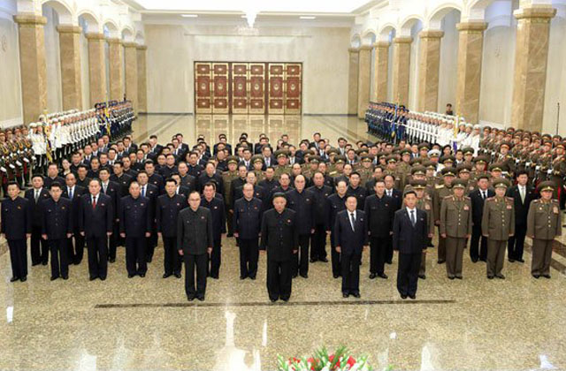 ▲ 8일 0시 부하들을 데리고 금수산태양궁전을 찾은 김정은. ⓒ뉴시스. 무단전재 및 재배포 금지.