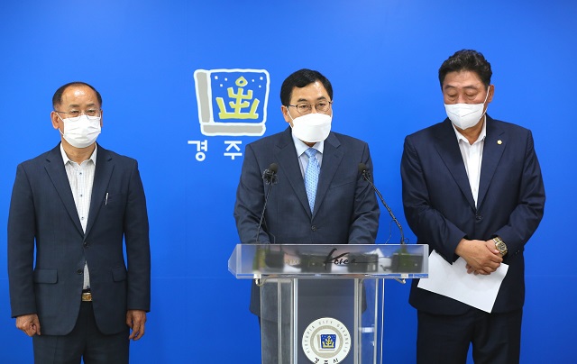 ▲ 주낙영 시장이 8일 오전 경주시청 프레스룸에서 언론 브리핑을 갖고 8월 11일 경주에서 개최될 ‘화랑대기 전국유소년축구대회’와 관련해 기자들에게 설명하고 있다.ⓒ경주시