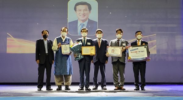 ▲ 홍성열 충북 증평군수가 8일 서울 국기원에서 열린 제9회 대한민국 도전페스티벌에서 대한민국 노인복지문화대상을 수상한 뒤 기념촬영을 하고 있다.ⓒ증평군