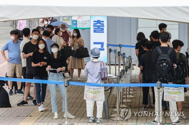 ▲ 코로나19 검사 대기줄.ⓒ연합뉴스