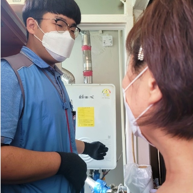 ▲ 삼천리 고객센터협의회가 에너지 취약계층을 대상으로 CO 경보기 설치를 지원하는 사회공헌사업을 진행하고 있다. ⓒ삼천리