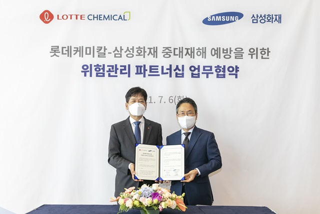 ▲ 김연섭 롯데케미칼 ESG경영본부장(좌)과 이문화 삼성화재 일반보험본부장이 업무협약식에서 기념촬영을 하고 있다. ⓒ롯데케미칼