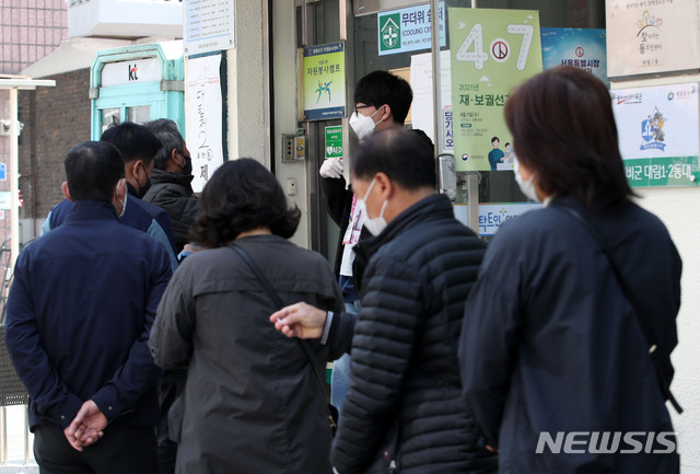 ▲ 공직선거법에 따라 영주권을 취득한 뒤 국내에서 3년 이상 머문 외국인이 선거권을 부여받아 투표에 참여 할 수 있었던 지난 4·7 보궐선거에서 외국인 선거권 부여자의 79.4%가 중국 국적으로 나타났다. 서울시장 보궐선거일인 지난 4월 7일 서울 영등포구 대림2동 주민센터에 위치한 대림 제2동 제1투표소에서 중국인들과 시민들이 투표를 위해 차례를 기다리고 있다. ⓒ뉴시스