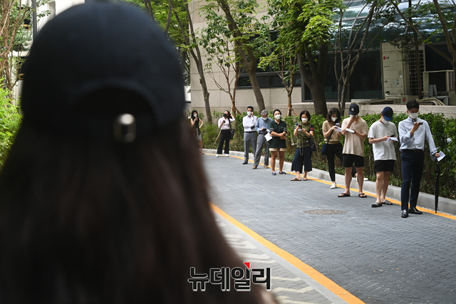 ▲ 9일 서울 소재 선별진료소에 방문한 시민들이 검사를 위해 줄을 서고 있다. 제한된 공간 탓에 거리두기를 지키기 어려운 구조다. ⓒ강민석 기자