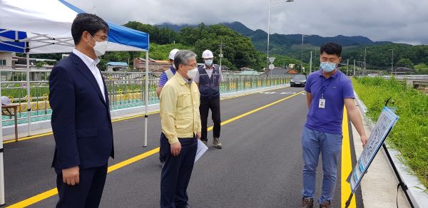 ▲ 최근 새로 취임한 박기순 괴산부군수가 안민 자연재해위험 개선지구 정비사업 현장점검을 하고 있다.ⓒ괴산군
