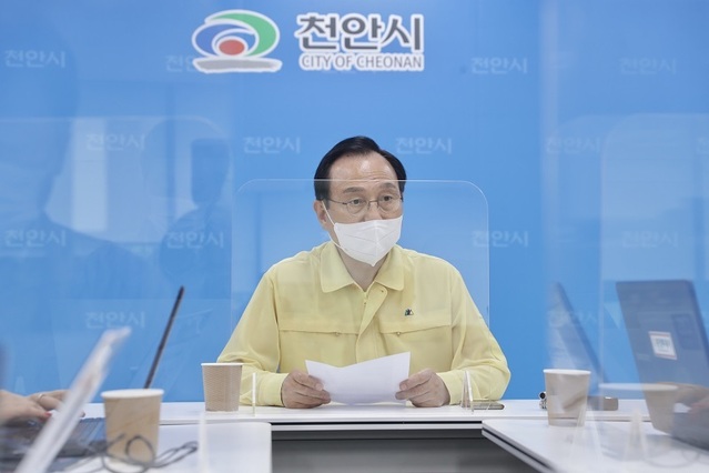 ▲ 박상돈 천안시장이 9일 시청 브리핑실에서 중수본의 천안 우정공무원연수원 등을 코로나19 확진자 생활치료센터 활용과 관련해 브리핑을 하고 있다.ⓒ천안시