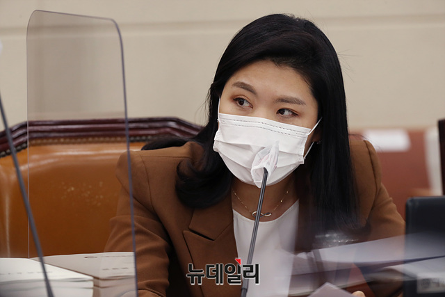 ▲ 더불어민주당이 최근 마련한 언론법 개정안에 국회·시민단체 등이 지적해 온 '독소 조항'을 그대로 담아 논란이다. 9일 오전 국회에서 열린 최고위원회의에서 모두발언을 하고 있는 송영길 민주당 대표 자료사진. ⓒ이종현 기자(사진=더불어민주당)