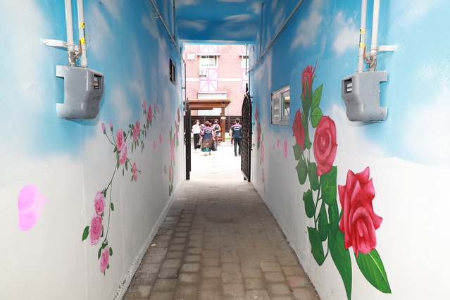 ▲ 예천군(군수 김학동)이 보건소, 효자로 제2공영주차장, 상설시장 고객쉼터 3개소를 대상으로 공공벽화 희망일자리 사업을 추진해 주민들에게 힐링 공간을 제공하고 있다.ⓒ예천군