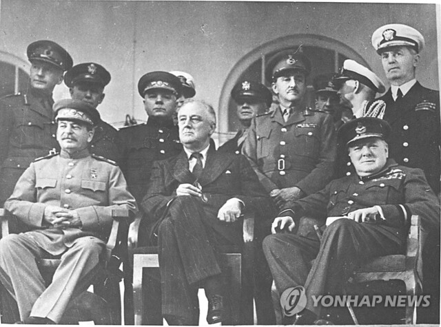 ▲ 1943년 테헤란회담에 참가한 소련과 미국, 영국 지도자들. 소련의 스탈린(왼쪽)과 미국 루즈벨트(가운데), 영국의 처칠.ⓒ연합뉴스
