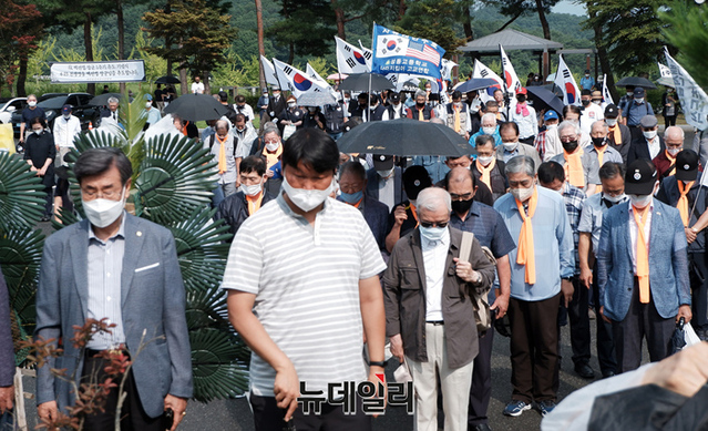 ▲ 나라지킴이고교연합 회원들이 10일 국립대전현충원 백선엽 장군 묘역에서 열린 명예원수 추대식에서 참석해 자리하고 있다. ⓒ정상윤 기자
