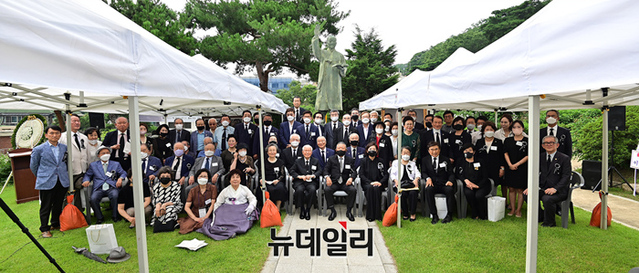 ▲ 건국대통령 이승만 서거 56주기 추모식 참석자들이 11일 오후 서울 종로구 이화장에서 기념촬영을 하고 있다.ⓒ정상윤 기자