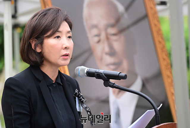 ▲ 나경원 이승만건국대통령기념사업회 부회장이 11일 오후 서울 종로구 이화장에서 열린 건국대통령 우남 이승만 서거 56주기 추모식에서 한미상호방위조약 담화문을 낭독하고 있다.ⓒ정상윤 기자