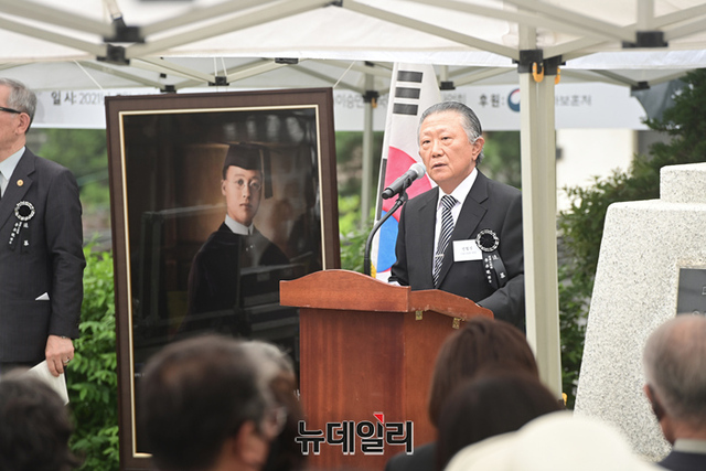 ▲ 신철식 이승만건국대통령기념사업회장이 11일 오후 서울 종로구 이화장에서 열린 건국대통령 우남 이승만 서거 56주기 추모식에서 추모식사를 하고 있다.ⓒ정상윤 기자