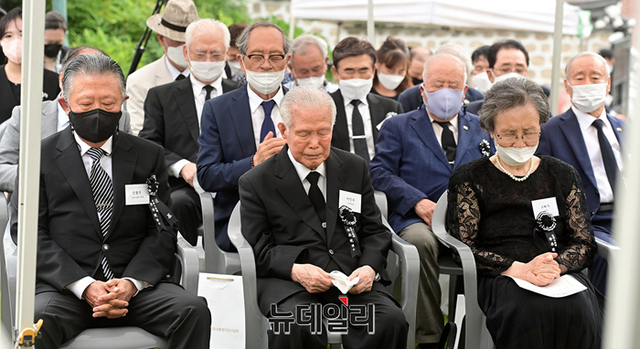 ▲ 신철식 이승만건국대통령기념사업회장, 이승만 전 대통령의 아들 이인수 박사, 인보길 건국이념보급회·뉴데일리 회장 등이 11일 오후 서울 종로구 이화장에서 열린 건국대통령 우남 이승만 서거 56주기 추모식에서 기도를 하고 있다.ⓒ정상윤 기자