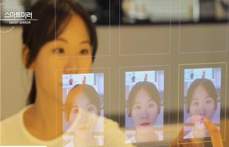 ▲ ‘스마트 시범상가 지정사업’에 대구시 관내 7개 상권이 최종 선정, 지역 소상공인들의 디지털‧스마트화에 획기적 전기가 마련될 것으로 기대된다. 사진은 가상으로 스타일링·피팅 등을 체험하고 있다.ⓒ대구시