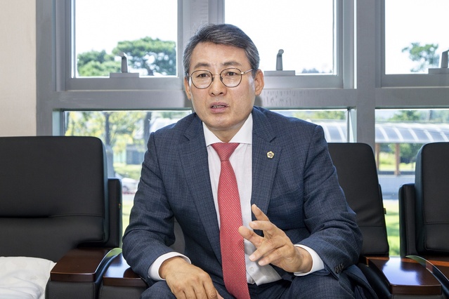 ▲ 경북도의회 건설소방위원회 박정현 위원장(고령)이 7월 9일 여의도 정책연구원이 주최하고 행정안전부, 내외뉴스가 후원하는 제5회 대한민국 휴먼리더 포럼 휴먼리더 대상(사회부문)을 수상했다.ⓒ경북도의회