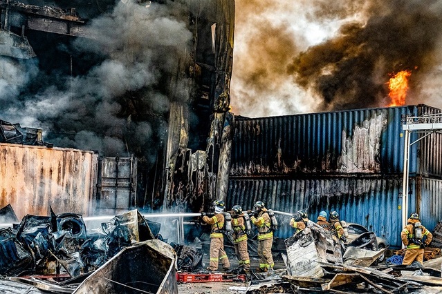 ▲ 충북소방본부 소속 소방관들이 환재현장에서 화재를 진압하고 있다.ⓒ충북소방본부