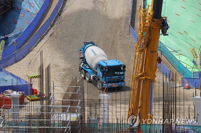 ▲ 서울의 한 재개발단지 공사현장에서 레미콘 트럭이 운행되고 있다.ⓒ연합뉴스