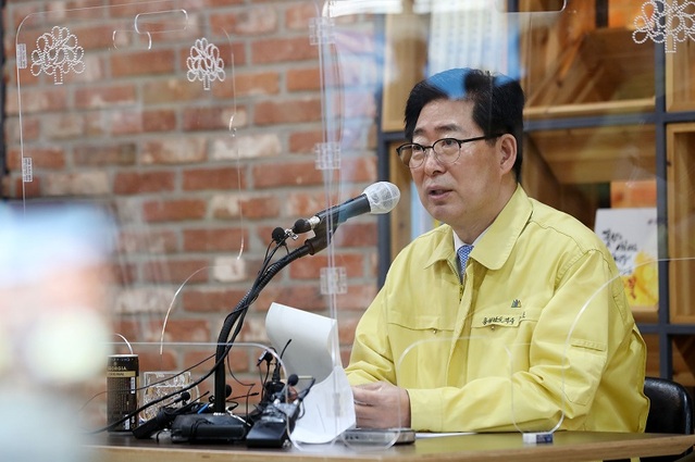 ▲ 양승조 충남도지사가 12일 도청 브리핑룸에서 기자간담회에서 사회적 거리두기 2단계 격상 등을 발표하고 있다.ⓒ충남도