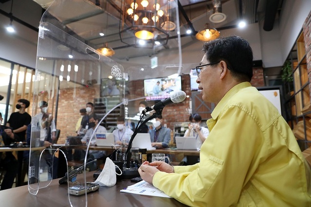▲ 양승조 충남도지사가 12일 도청에서 더불어민주당 예비경선 등에 관한 입장을 밝히고 있다.ⓒ충남도