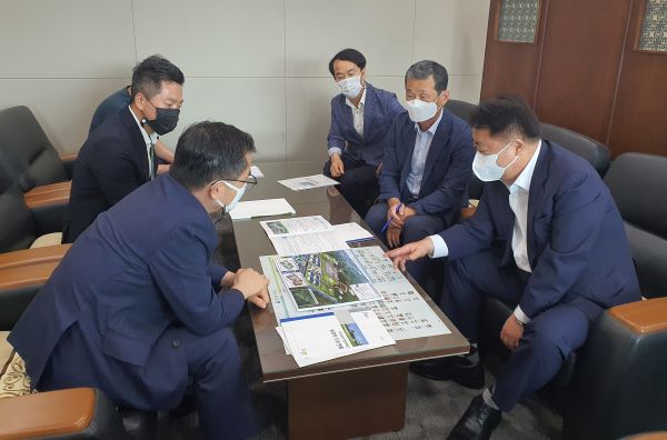 ▲ 한범덕 충북 청주시장(오른쪽 맨 아래)이 홍정기 차관(왼쪽 아래)을 만나 국비지원을 요청하고 있다.ⓒ청주시