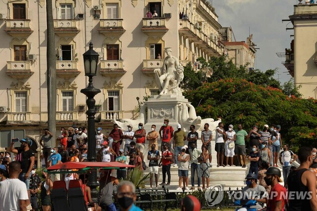 ▲ 쿠바 반정부시위대가 7월 11일 쿠바 아바나에서 모여 시위를 하고 있다. ⓒ연합뉴스