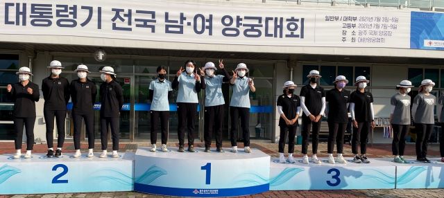 ▲ 제39회 대통령기 전국 남녀양궁대회 시도대항전 여자 단체전 1위 시상식 모습.ⓒ충북체고