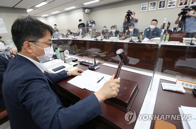 ▲ 의사봉 두드리는 박준식 최저임금위원장.ⓒ연합뉴스