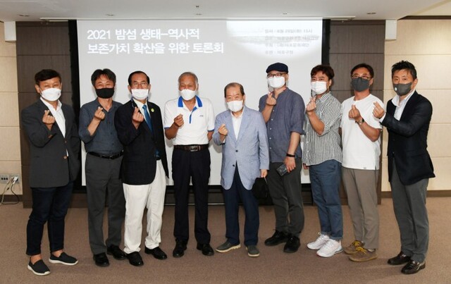 ▲ 왼쪽부터 토론회에 참여한 (사)마포공동체라디오 송덕호 대표, 한겨레 조홍섭 환경전문기자, (사)서울역사문화포럼 박경룡 회장, 밤섬보존회 지득경 회장, 마포인재육성장학재단 박홍섭 이사장,동국대학교 바이오환경과학과 오충현 교수, 김승구 사진작가, 녹색연합 정규석 사무처장, 마포문화재단 송제용 대표이사.ⓒ마포문화재단