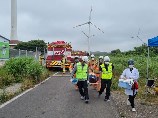 ▲ 남부발전이 제주 동부소방서와 함께 서귀포시 성산읍에 위치한 성산풍력 관련 화재발생 대응훈련을 하고 있는 모습 ⓒ남부발전 제공