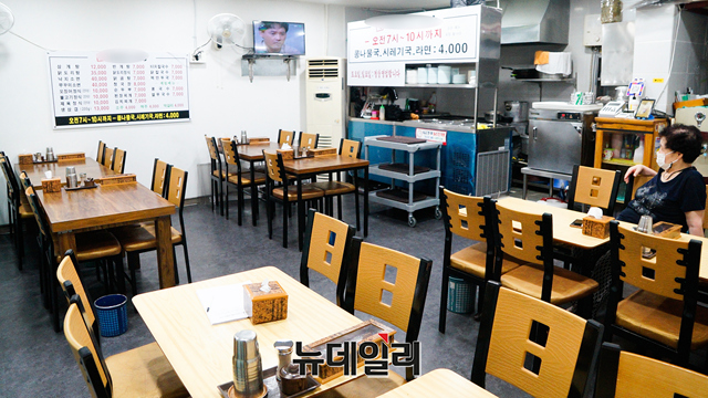 ▲ 최근 코로나19 사태가 진정세로 접어들면서 외식 및 유흥 시장의 실적 회복을 예상했던 주류 업계가 거리두기 강화 소식에 울상짓고 있다. 주류 업계는 '홈술' 시장을 공략한다는 각오지만, 여름 성수기 효과를 제대로 누리지 못할 것이라는 걱정이 퍼지고 있다.ⓒ뉴데일리 강민석 기자