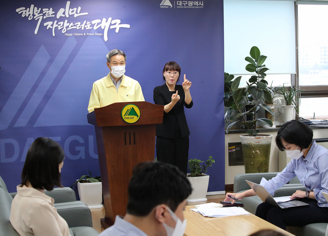▲ 채홍호 대구시행정부시장은 13일 오전 시청에서 브리핑을 갖고 “방역 상황이 엄중한 상황에서 많은 인원이 모이는 것을 방지하기 위해 이번 기간 동안 백신접종 완료자라 하더라도 모임‧행사‧집회뿐 아니라 사적모임 인원수에 산정하기로 했다”고 말했다.ⓒ대구시