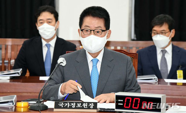 ▲ 박지원 국정원장이 지난 8일 국회 정보위원회 전체회의에 출석해 북한 해킹에 대해 보고하고 있다. ⓒ뉴시스. 무단전재 및 재배포 금지.