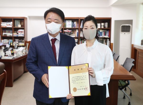 ▲ 김진미 청주시립무용단 예술감독 겸 상임 안무자가 청주시로부터 재위촉장을 받고 기념촬영을 하고 있다.ⓒ청주시