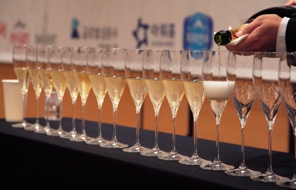 ▲ 대전마케팅공사가 14일 예선을 시작으로 오는 9월 4일까지‘소믈리에 경기대회’를 개최한다. 사진은 와인 경기대회 장면.ⓒ대전마케팅공사