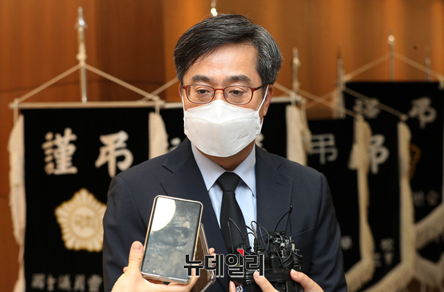 ▲ 지난 8일 오후 서울 서대문구 연세대학교 세브란스병원 장례식장에 마련된 최재형 전 감사원장의 부친 최영섭 예비역 해군 대령 빈소 조문을 마치고 나선 김동연 전 경제부총리. ⓒ이종현 기자