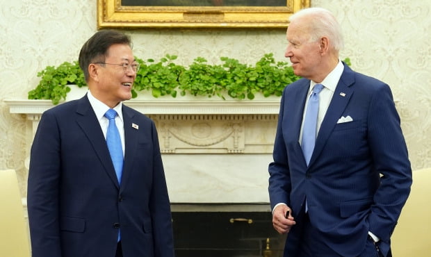 ▲ 지난 5월 문재인 대통령과 조 바이든 미 대통령이 마주보며 이야기를 나누고 있다 ⓒ연합뉴스