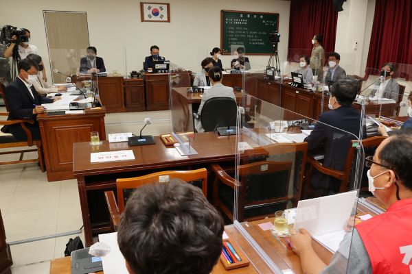 ▲ 충북도의회 산업경제위원회(위원장 연종석)가 13일 임시회 2차 위원회를 열고 있다.ⓒ충북도의회