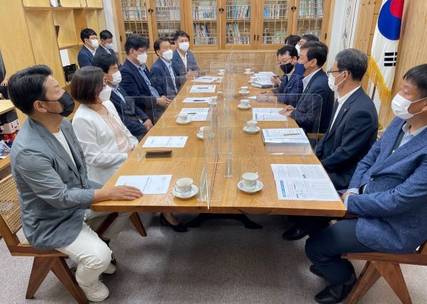 ▲ 충북 증평군의회(의장 연풍희) 의원 일동이 13일 충북도교육청 김병우 교육감을 접견하고 증평 송산지구 초등학교 신설을 건의했다.ⓒ증평군의회