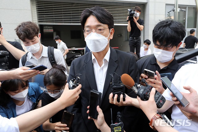 ▲ 가짜 수산업자에게 금품을 받은 의혹으로 입건된 이동훈 전 조선일보 논설위원이 13일 오후 서울 마포구 서울경찰청 강력범죄수사대에서 조사를 마치고 취재진 질문에 답하고 있다.ⓒ뉴시스