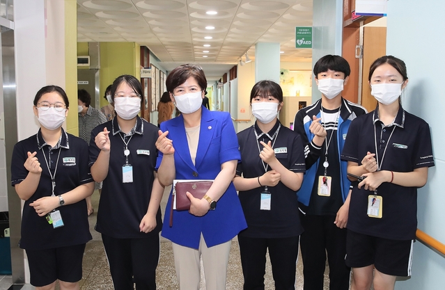 ▲ 강은희 대구시교육감은 7월 14일 오전 10시, 코로나 상황을 잘 이겨내 준 중학교 학생들을 응원하기 위해 여름방학을 시작하는 성당중학교를 격려 방문했다.ⓒ대구시교육청