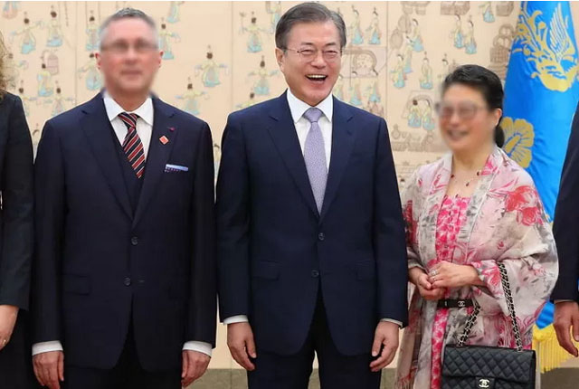 ▲ 2018년 부임 당시 청와대에서 문재인 대통령과 기념사진을 촬영한 피터 레스쿠이에 주한 벨기에 대사(왼쪽)와 그의 부인(오른쪽) 쑤에치우 시앙. ⓒ뉴시스. 무단전재 및 재배포 금지.