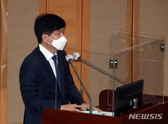 ▲ 김도식 서울시 정무부시장이 지난달 29일 서울시의회에서 열린 제301회 정례회 제2차 본회의 '서울시정 및 교육행정에 관한 질문'에서 더불어민주당 서윤기 서울시의원의 질문에 답하고 있다. ⓒ뉴시스