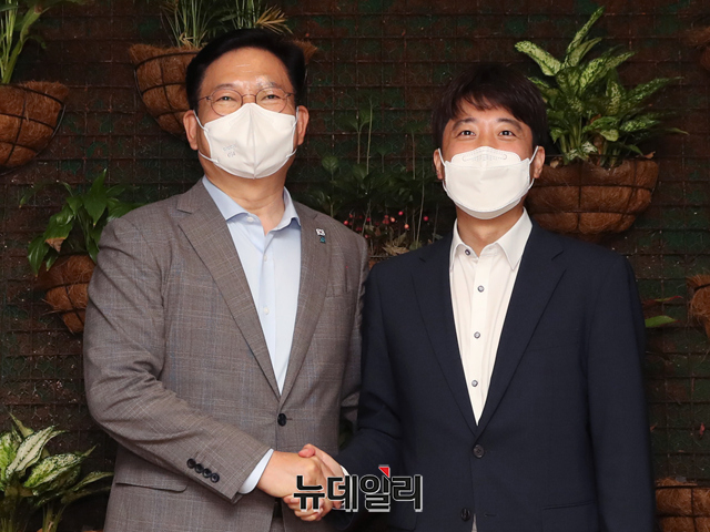 ▲ 이준석 국민의힘 대표(오른쪽)가 송영길 더불어민주당 대표와 지난 12일 오후 서울 여의도의 한 식당에서 만찬 회동을 갖기 전 기념촬영을 하고 있다.ⓒ강민석 기자