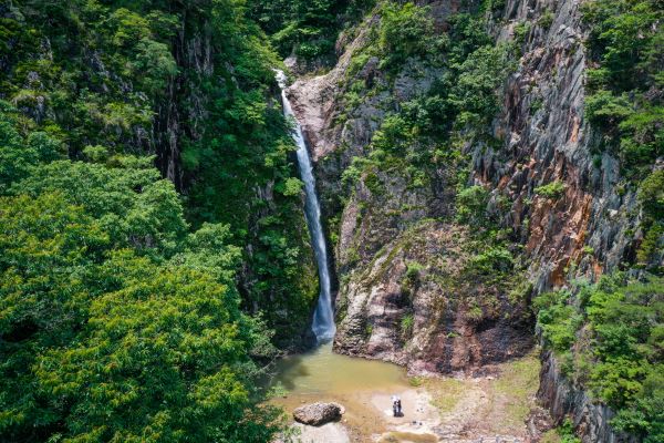 ▲ 영동군 옥계폭포가 여름철을 맞아 시원한 물줄기를 내뿜고 있다.ⓒ영동군
