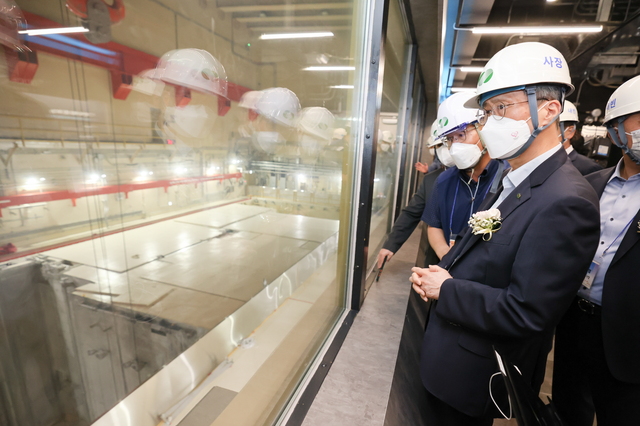 ▲ 신한울1호기 현장을 시찰중인 정재훈 한수원 사장 ⓒ한수원 제공